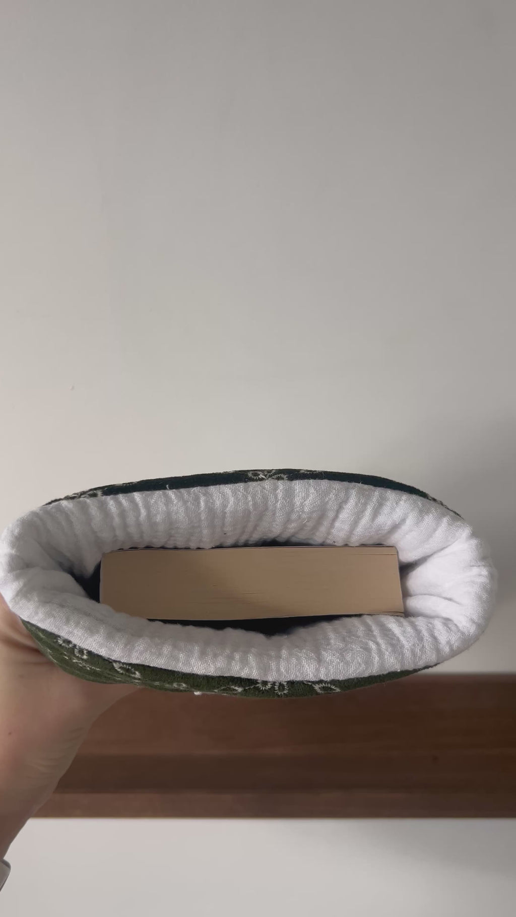 Pochettes à livres velours vert brodé